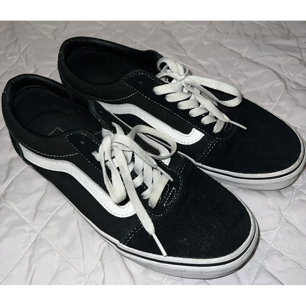 Van's Classic Low Top Men's Black/White Sneakers Size 7.5